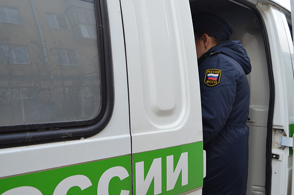  В Тейковском районе приставы задержали алиментщика на остановке заводского автобуса 