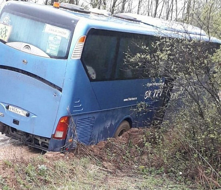  Застрявший в Ивановской области автобус с паломниками вытаскивали трактором и пожарными машинами 