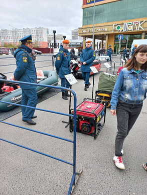 У ТЦ «Ясень» в Иванове развернули лагерь с техникой МЧС и полевой кухней