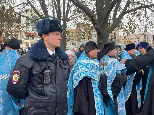 Почти 300 правоохранителей работают на праздничных мероприятиях в регионе
