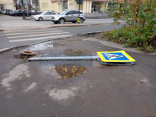 Водители большегрузов  продолжают  сносить знаки на пл. Победы в Иванове