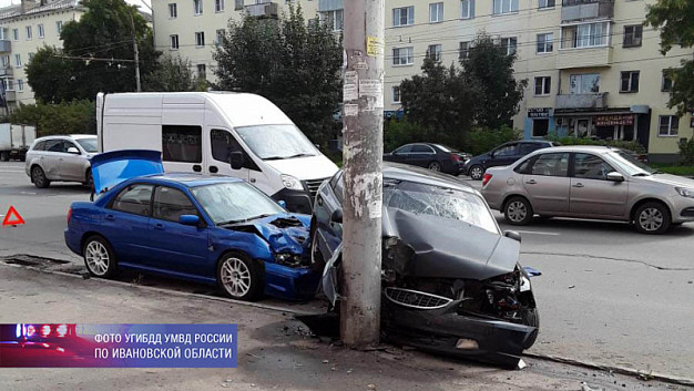  В Иванове водитель «Хендая» так не хотел уступать дорогу, что въехал в столб 