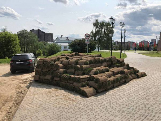  В Иванове за мемориалом Героям фронта и тыла начали перестилать газон 