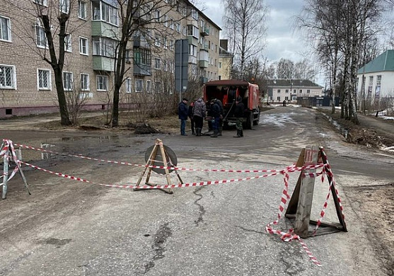  Дорога в Вичуге провалилась из-за забитой канализации 