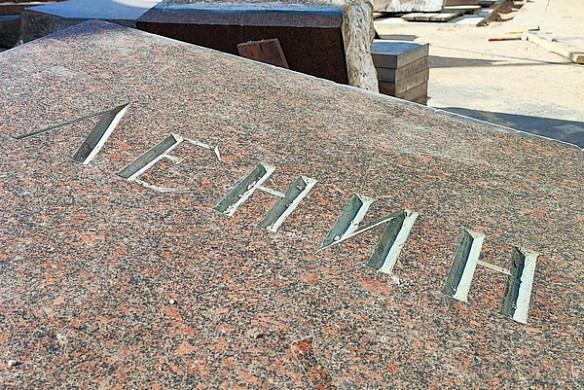  На площади Ленина в Иванове начали монтировать постамент под памятник вождю 