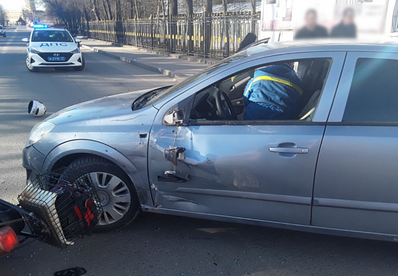В Ивановской области под колеса автомобиля попал мопедист 