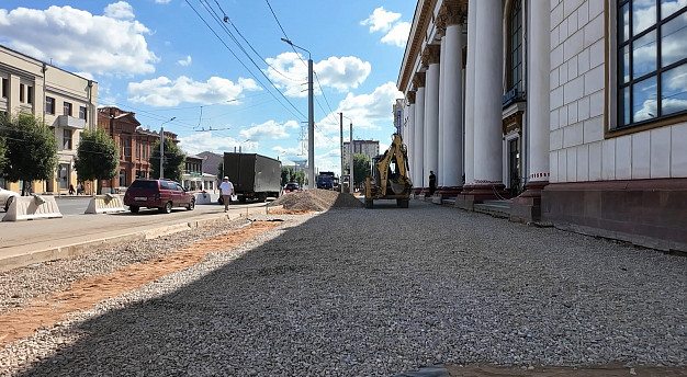 На проспекте Ленина в Иванове полным ходом идет реконструкция тротуаров