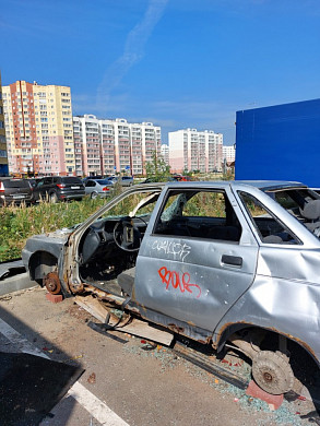  Разгромленный подростками автомобиль в «Московском» собираются эвакуировать 