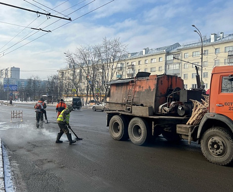 В Иванове на нескольких улицах продолжается ямочный ремонт 