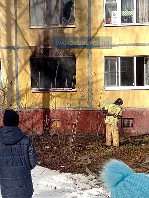 Пожарные через балкон эвакуировали из горящей пятиэтажки ребенка