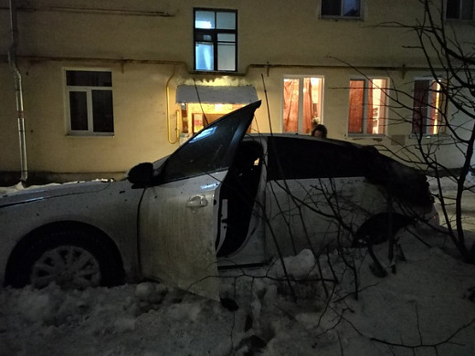 В Иванове на проспекте Ленина неадекватный мужчина разбил и сжег машину родственницы 