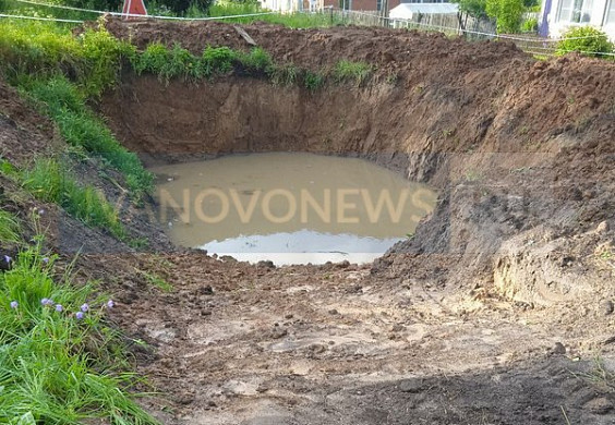  Сухой пожарный пруд в Фурмановском районе заполняют водой из речки 
