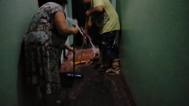Дождь прошел: в Фурманове вновь щетками гонят воду из подъезда