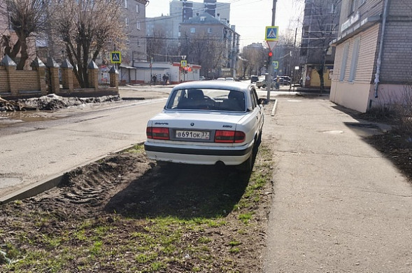  В Иванове ежедневно проходят рейды по парковке на газонах 