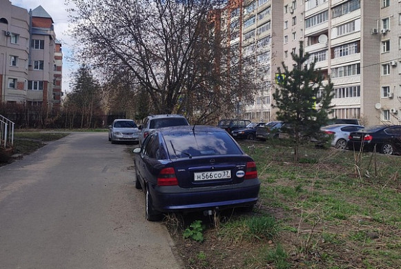  В Иванове ежедневно проходят рейды по парковке на газонах 