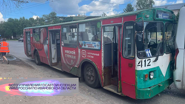 В Иванове на остановке троллейбус въехал в автобус