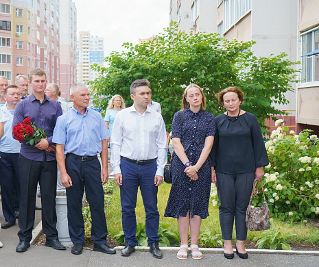 В Иванове установили памятную доску Герою России Владимиру Зозулину