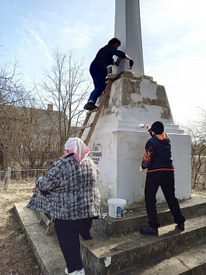  В деревни Селищи совместными усилиями отремонтировали мемориал 