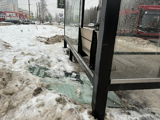 В Иванове вандалы разгромили остановку с «мужской работой»