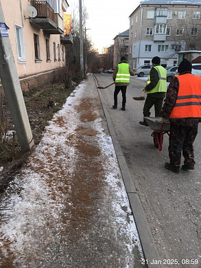  В Иванове продолжается противогололедная обработка тротуаров 