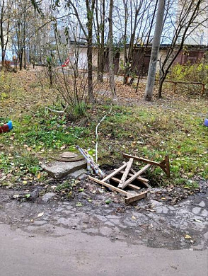 На пр. Текстильщиков с лета не могут закрыть ливневку