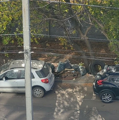  В Иванове на улице Генерала Горбатова разрастаются лужи и свалка 
