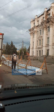 В Иванове у здания Октябрьского РОВД рухнул тяжелый забор