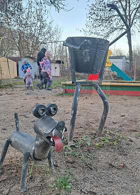  В ивановском дворе два пенсионера создали арт-пространство из хлама 