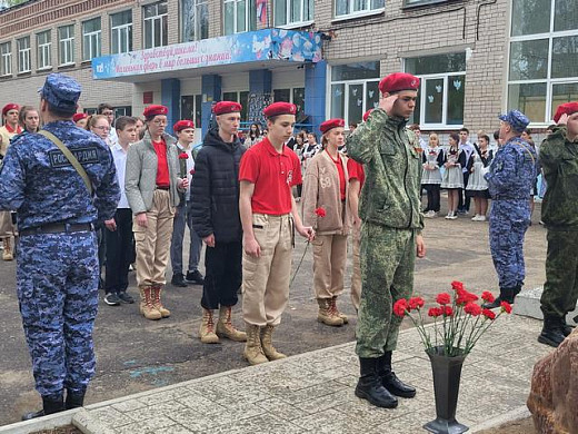В Иванове открыли мемориальную доску в память о погибшем на СВО росгвардейце