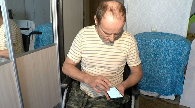 В Иванове в квартире инвалида-колясочника наконец подключили свет и остановили течь на крыше