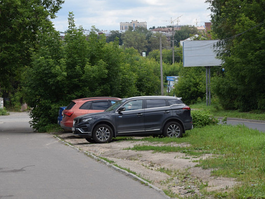  В Иванове за парковку на газонах ежегодно штрафуют более ста нарушителей 