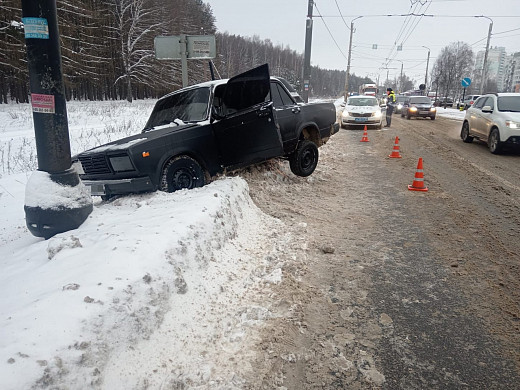  В Иванове тонированный «ВАЗ» уходил от погони и врезался в столб 