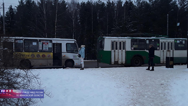 В Иванове автобус врезался в стоявший на остановке троллейбус
