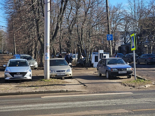  В Иванове ежедневно проходят рейды по парковке на газонах 