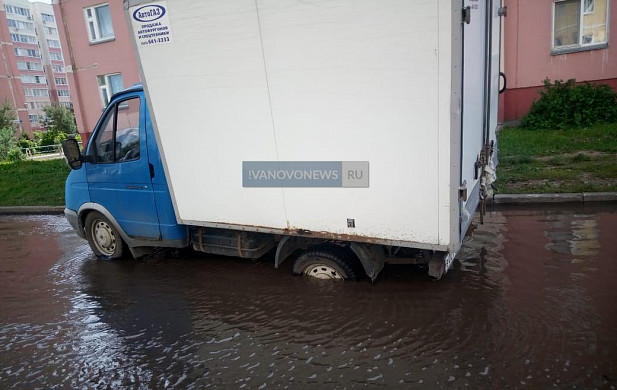 В Московском микрорайоне грузовик провалился в люк в луже