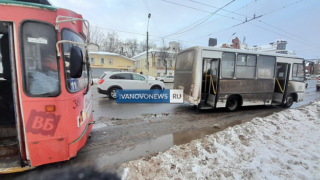 В Иванове автобус столкнулся с троллейбусом