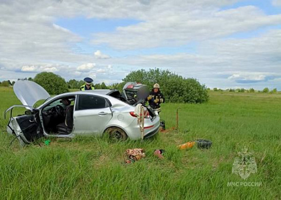 В Ивановской области пожарным пришлось деблокировать зажатого в машине мужчину