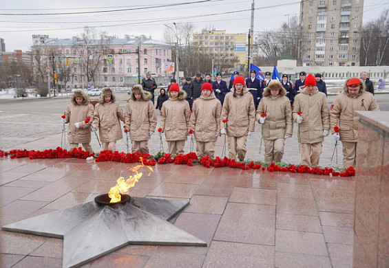 В Иванове в День защитника Отечества возложили цветы к мемориалу Героям фронта и тыла