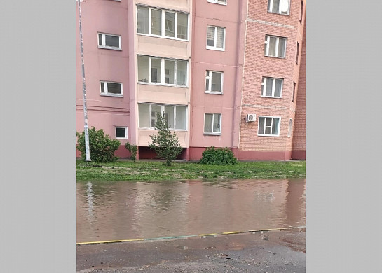 В Московском микрорайоне грузовик провалился в люк в луже