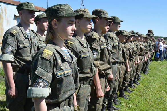 На аэродроме Ясюниха для школьных отрядов провели патриотический тимбилдинг