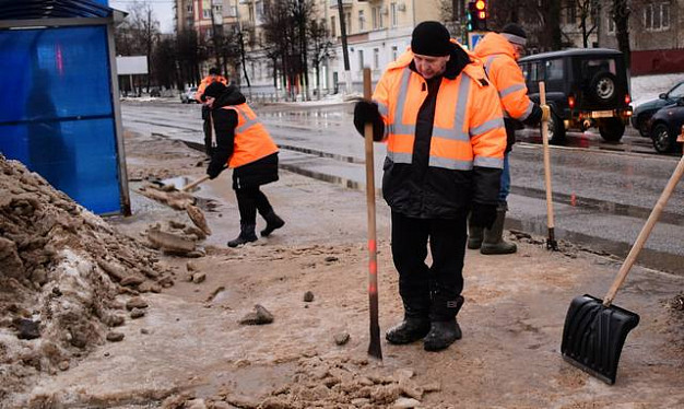 На скол наледи и обработку тротуаров в Иванове направлены погрузчики, самосвал и 18 рабочих