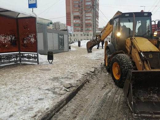  В Иванове продолжают расчищать от снега остановки общественного транспорта 