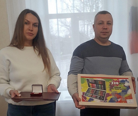  В Вичуге многодетной семье вручили памятную медаль 