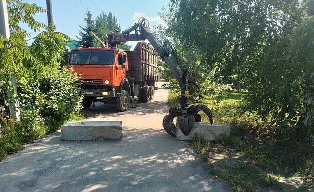 В Ивановском районе снесли шлагбаум и бетонные блоки