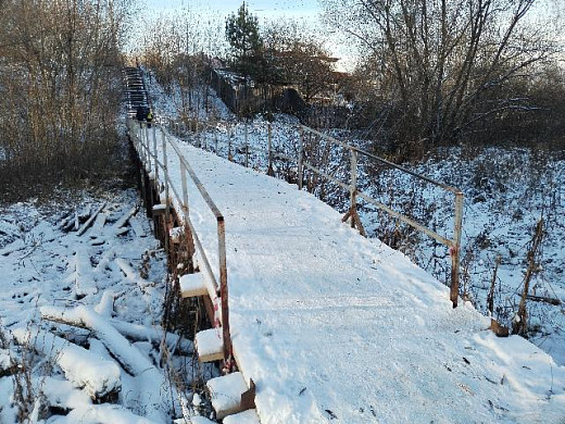 Старые доски после ремонта моста бросили в водоем