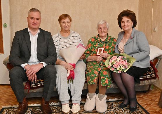 В Иванове 100-летней труженице тыла вручили памятную медаль