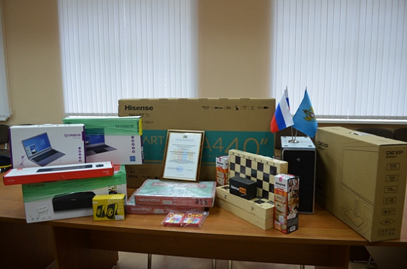 Подросткам, содержащимся в СИЗО-1, подарили компьютеры, планшеты, телевизор и принтер