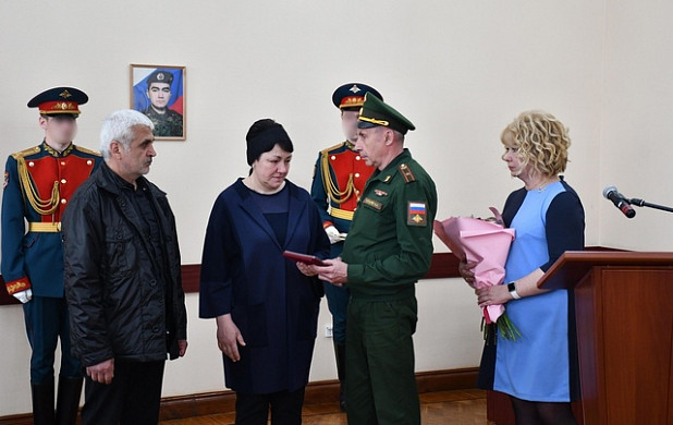 Родителям погибшего на СВО Руслана Мамедова вручили Орден Мужества