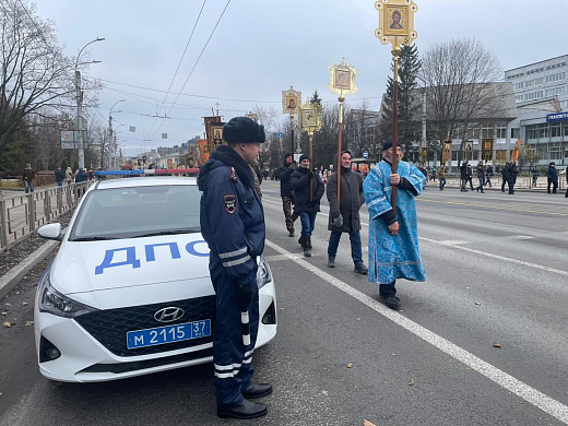 Почти 300 правоохранителей работают на праздничных мероприятиях в регионе