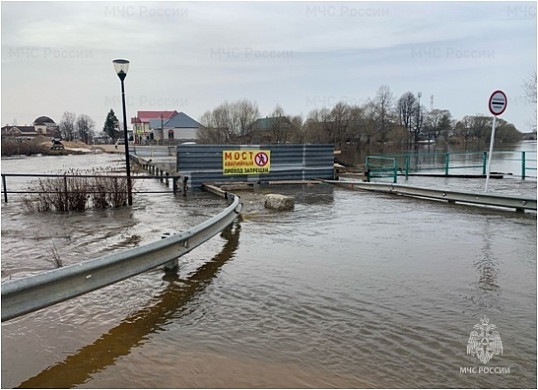 Мост в Холуе ушел под воду 